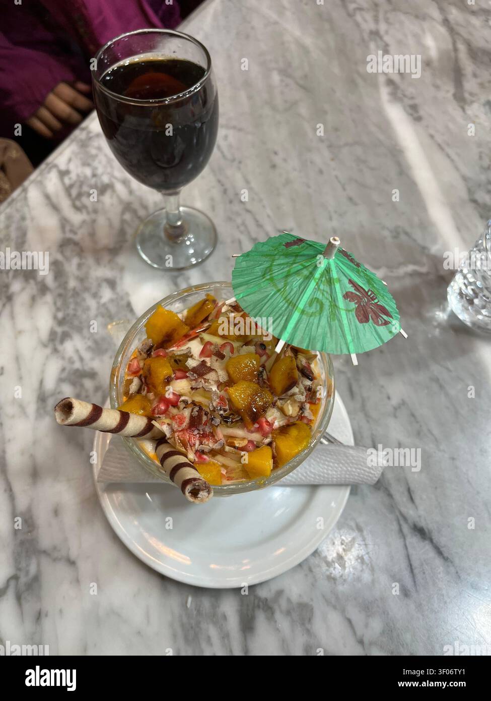 Traditionelles Faluda-Dessert, das in einem Glas in einer Food Court in Dhaka, Bangladesch, serviert wird. ⭐ - Smartphone-aufgenommenes Stockfoto