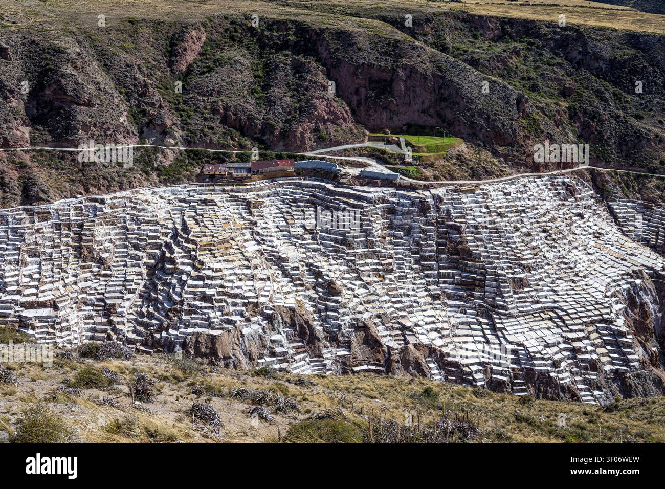 Salinas de Maras, Salzterrassen an einem Berghang für Salzgewinnung durch Verdunstung, Preinka, Inka, Maras, Pichingote, Urubamba Valley, Cusco Re Stockfoto