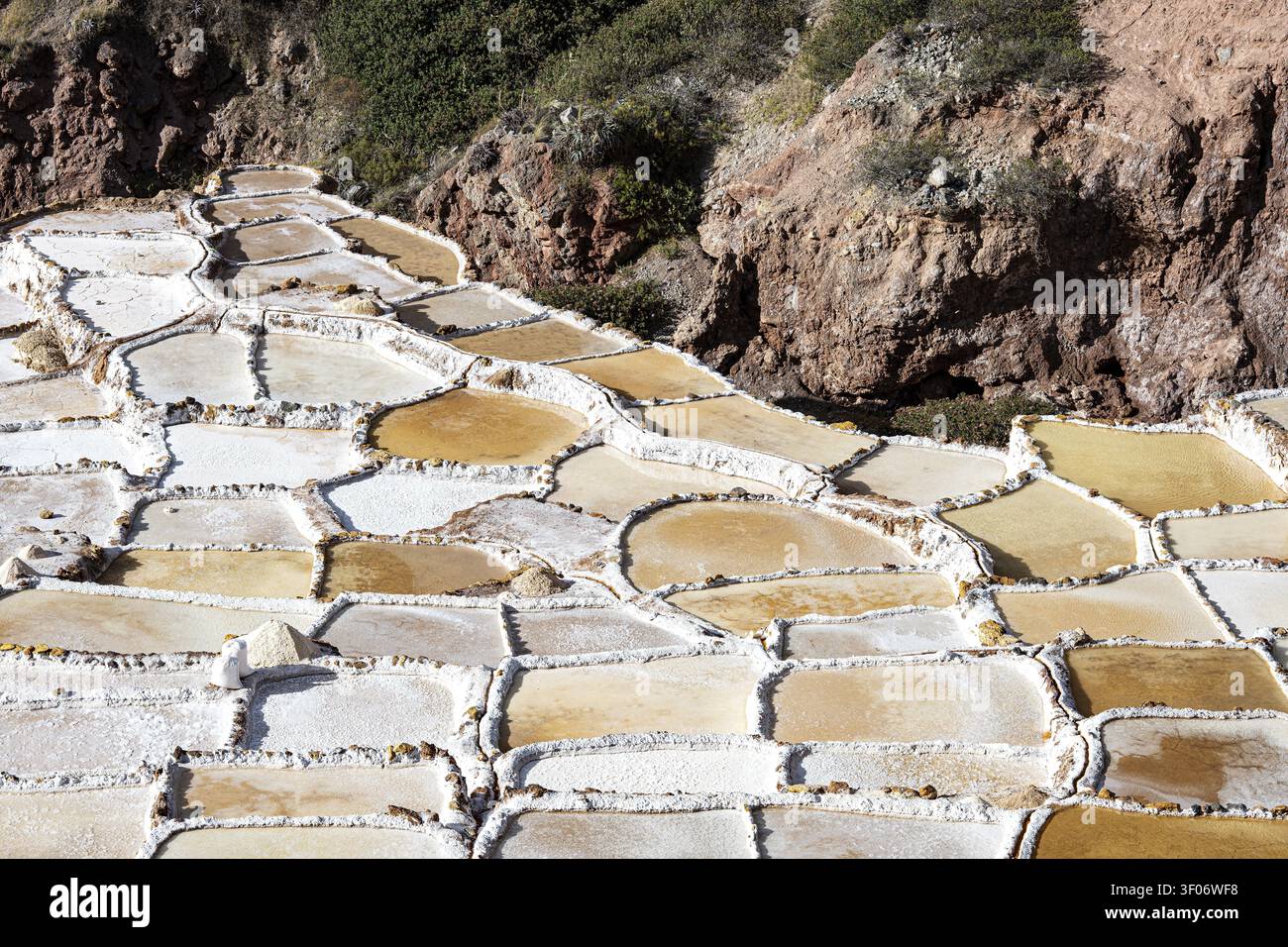 Einzelne Terrassen der Salinas de Maras, Salzterrassen an einem Berghang zur Salzgewinnung durch Verdunstung, Preinka, Inca, Maras, Pichingote Stockfoto