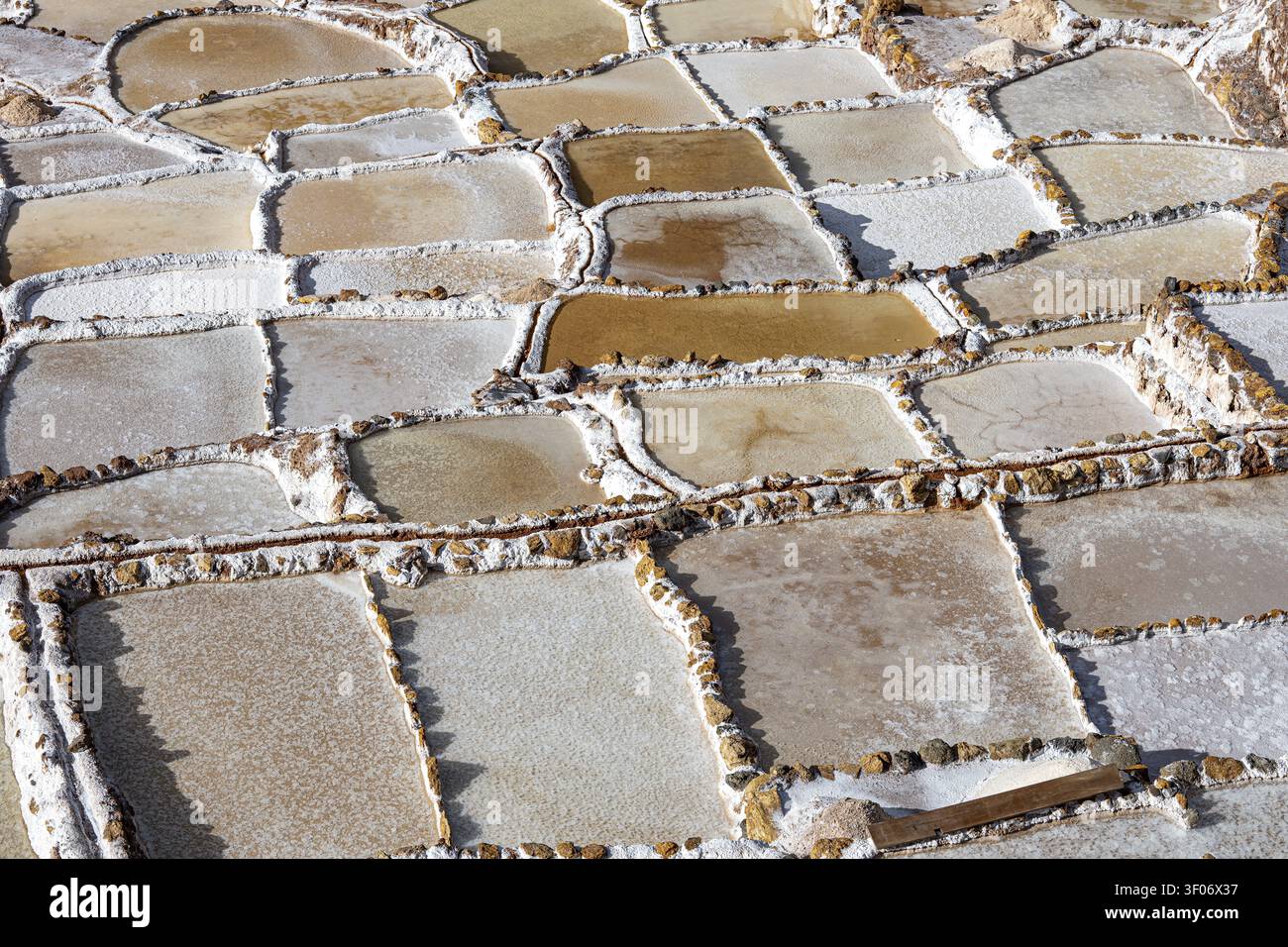 Einzelne Terrassen der Salinas de Maras, Salzterrassen an einem Berghang zur Salzgewinnung durch Verdunstung, Preinka, Inca, Maras, Pichingote Stockfoto
