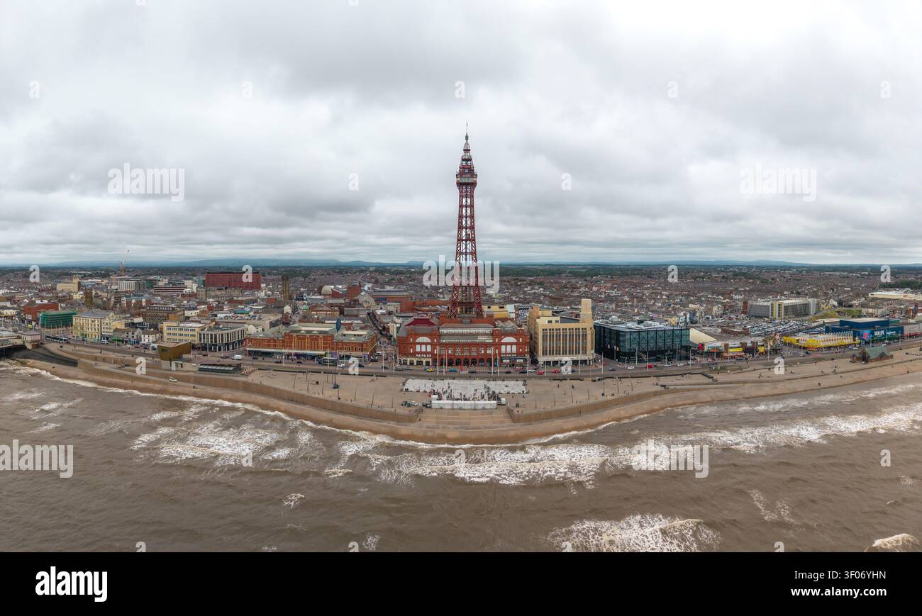 BLACKPOOL, GROSSBRITANNIEN - 5. JULI 2026. Panoramablick auf Blackpool Tower und Golden Mile Promenade vom Meer aus Stockfoto