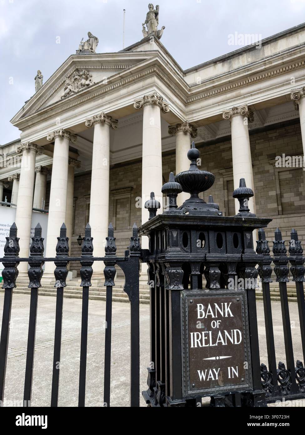 Ehemaliges Parlamentsgebäude, heute Bank of Ireland, Gebäude und Unterschrift auf College Green, Dublin, Irland Stockfoto