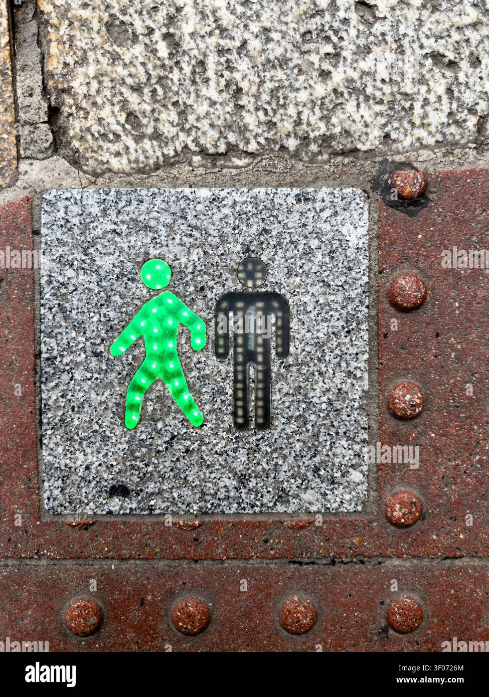 Fußgängersicherheit Pelikan überquert grüne LED-Ampel für sehbehinderte Menschen, Smartphone-Nutzer in Gehsteig, Dublin, Irland - Smartphone-aufgenommenes Stockfoto