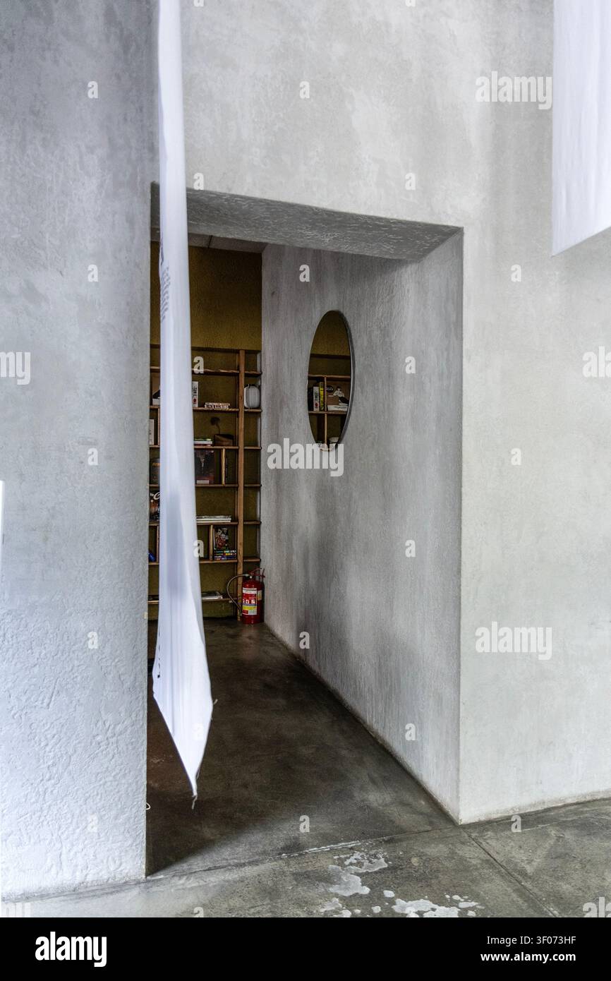 Innenraum des minimalistischen japanischen Cafés Happa to Mame, Warschau, Polen Stockfoto