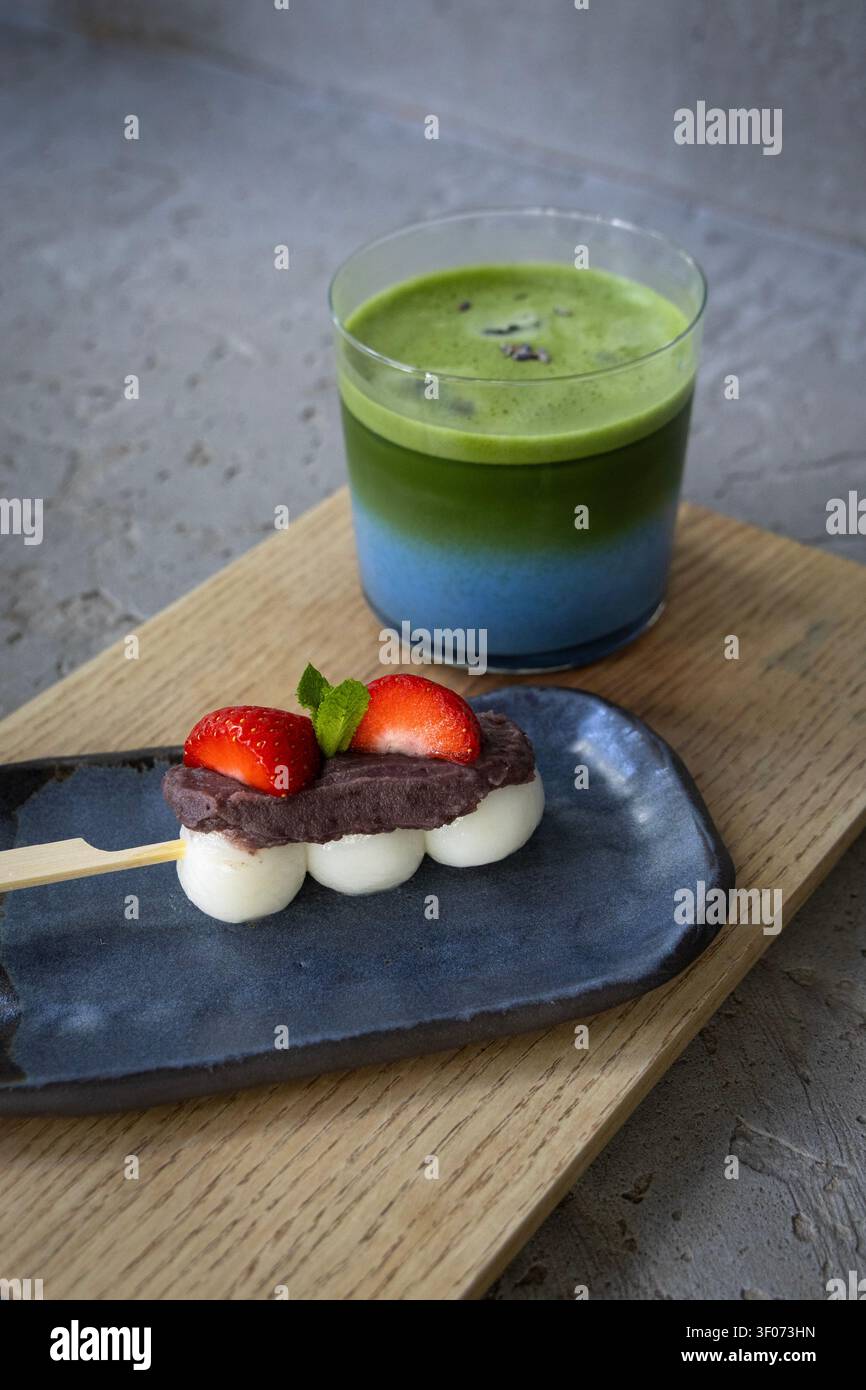 Lavendelmatcha und Erdbeerdango im Café Happa to Mame in Warschau, Polen Stockfoto