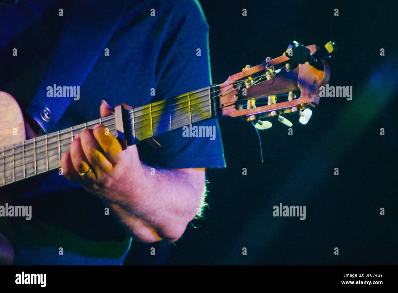 Detail einer Hand auf dem Griffbrett der Gitarre Stockfoto