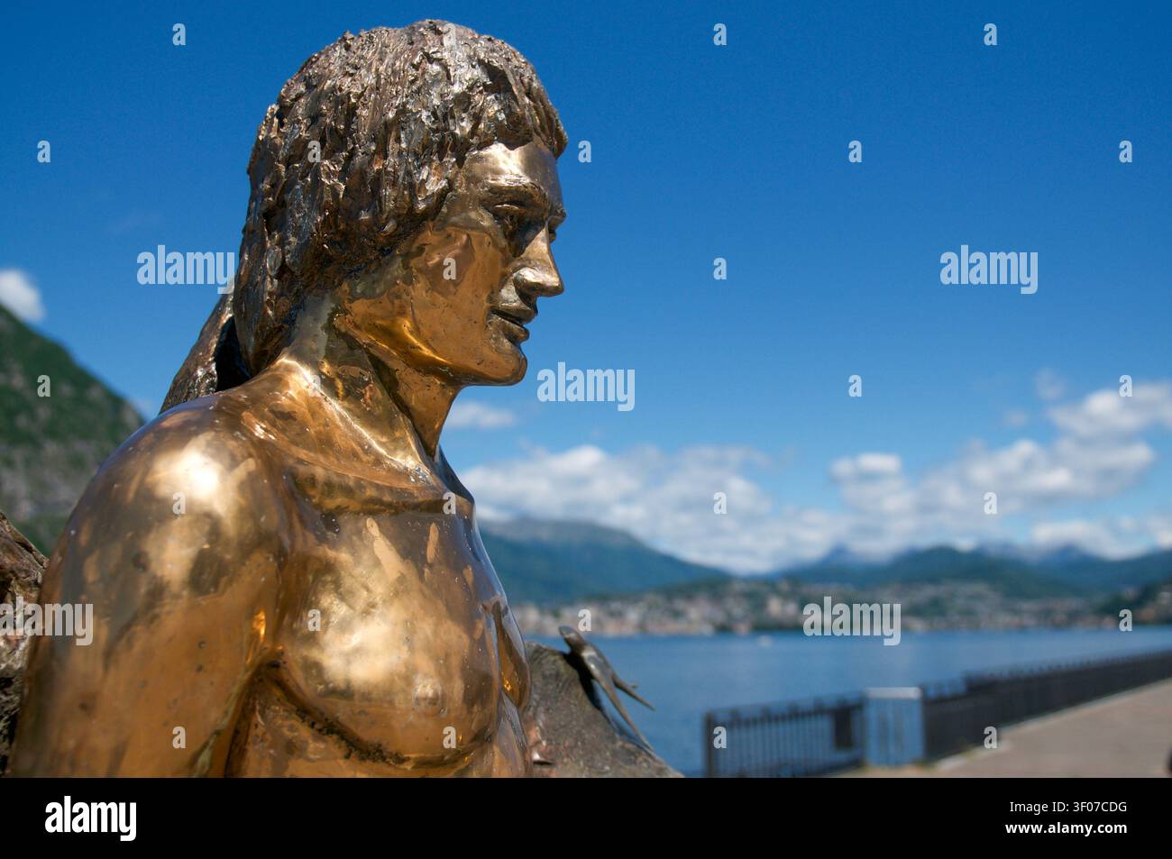 Campione d'Italia, Italien - 3. Juni 2026: Goldene Bronze-Figur aus der Skulptur „Storia e Futuro I“ der italienischen Künstlerin Manuela Fanelli Stockfoto
