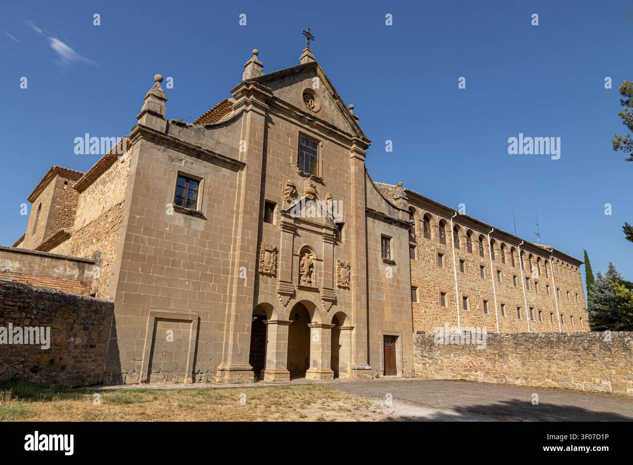 Sos del Rey Católico, Spanien. Außensicht des Valentunana-Klosters aus dem siebzehnten Jahrhundert mit seiner steinernen barocken Kirchenfassade und langem Re Stockfoto