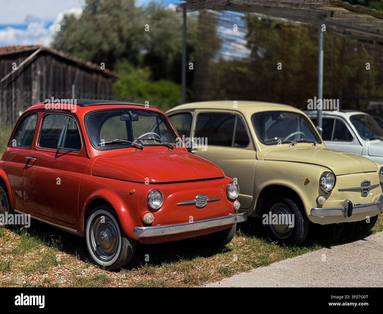 Fiat 500 und Fiat 600 Vintage-Italienautos Stockfoto