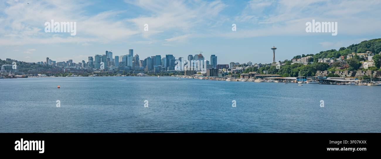 Panoramablick auf die Skyline der Innenstadt von Seattle von Elliott Bay aus, mit Wolkenkratzern, Ufergegend, Hanglagen und urbaner Landschaft Stockfoto