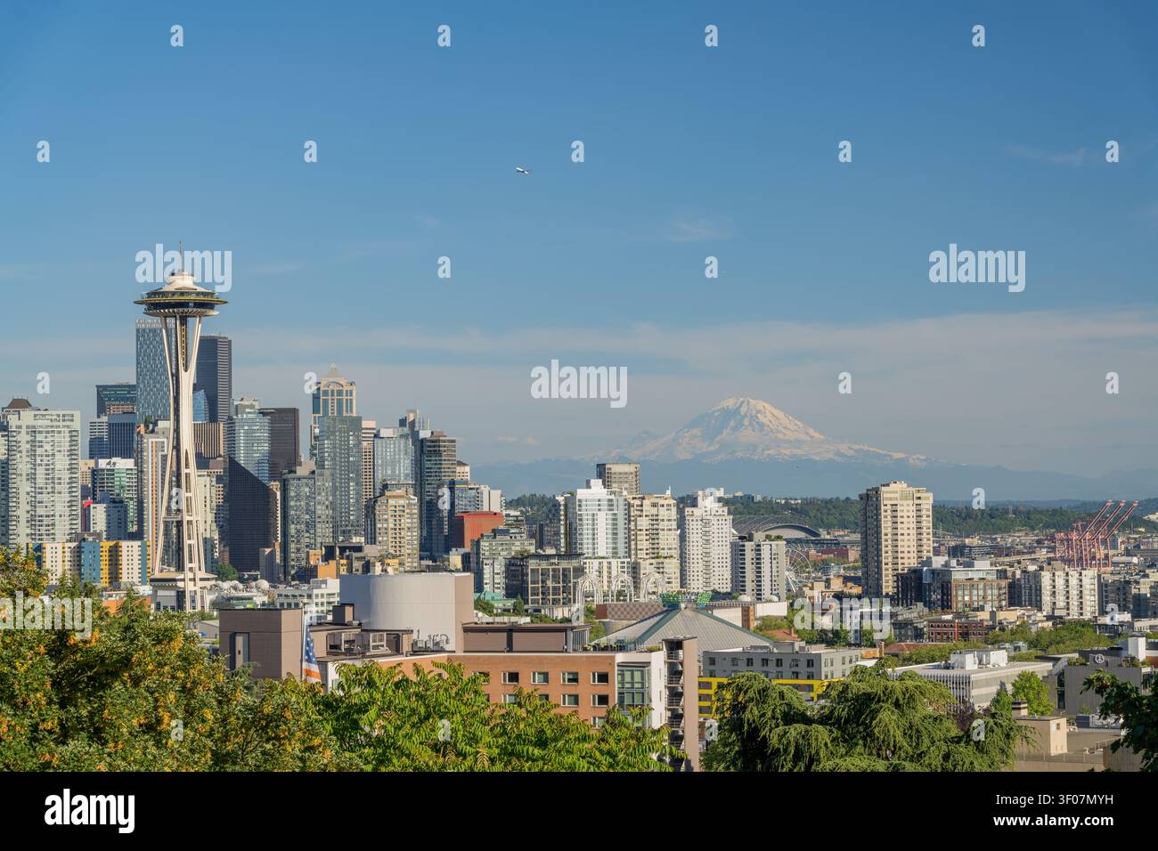 Panoramablick auf die Skyline von Seattle mit Mount Rainier im Hintergrund, mit Wolkenkratzern und Stadtlandschaft bei klarem Tageslicht. Stockfoto