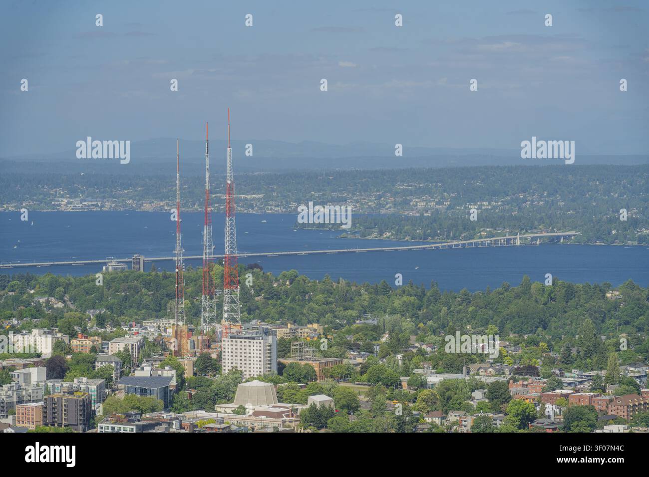 Panoramablick auf die Skyline von Seattle mit Wolkenkratzern und Stadtlandschaft bei klarem Tageslicht. Stockfoto