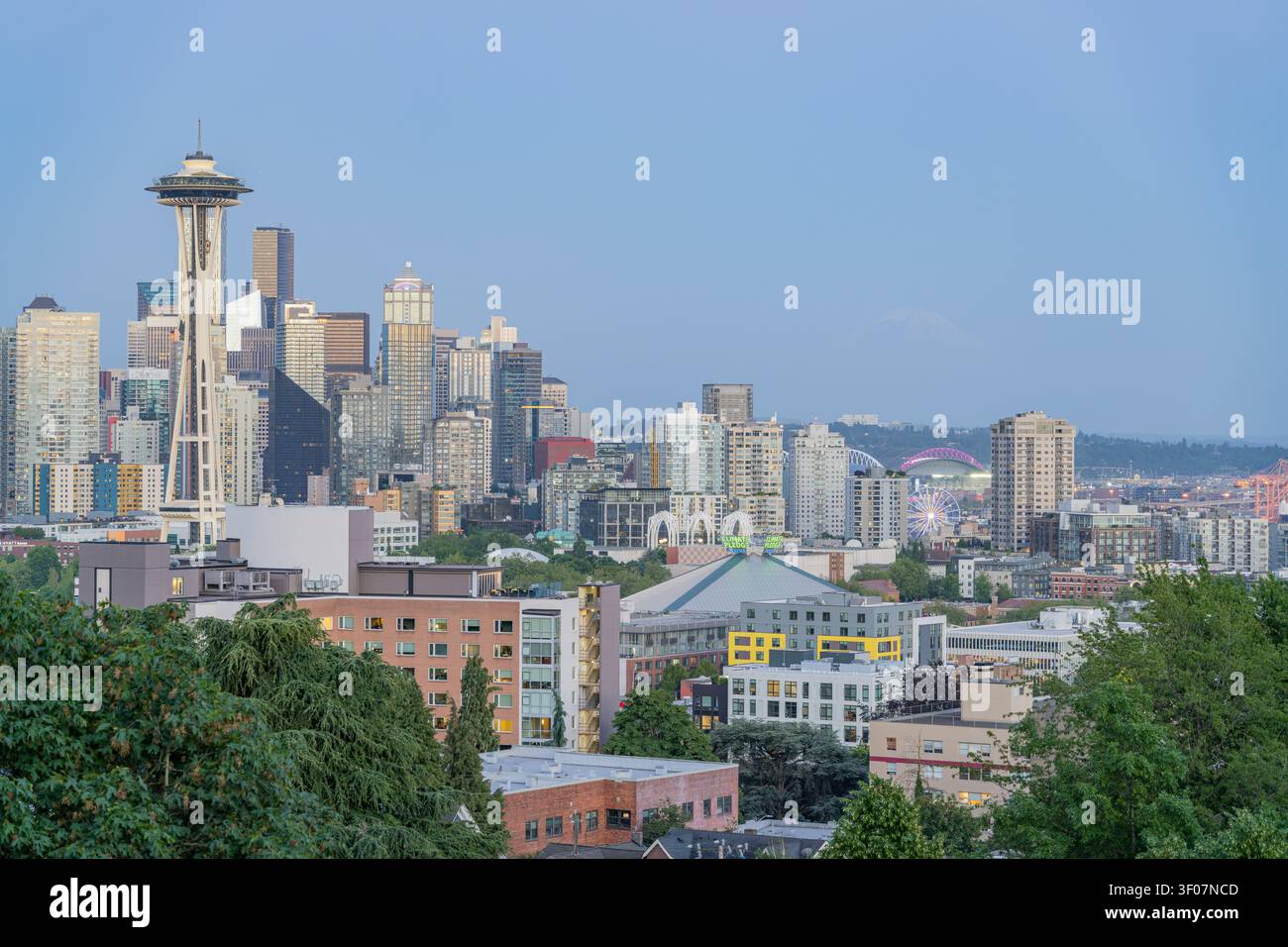 Panoramablick auf die Skyline von Seattle mit Wolkenkratzern und Stadtlandschaft bei klarem Tageslicht. Stockfoto