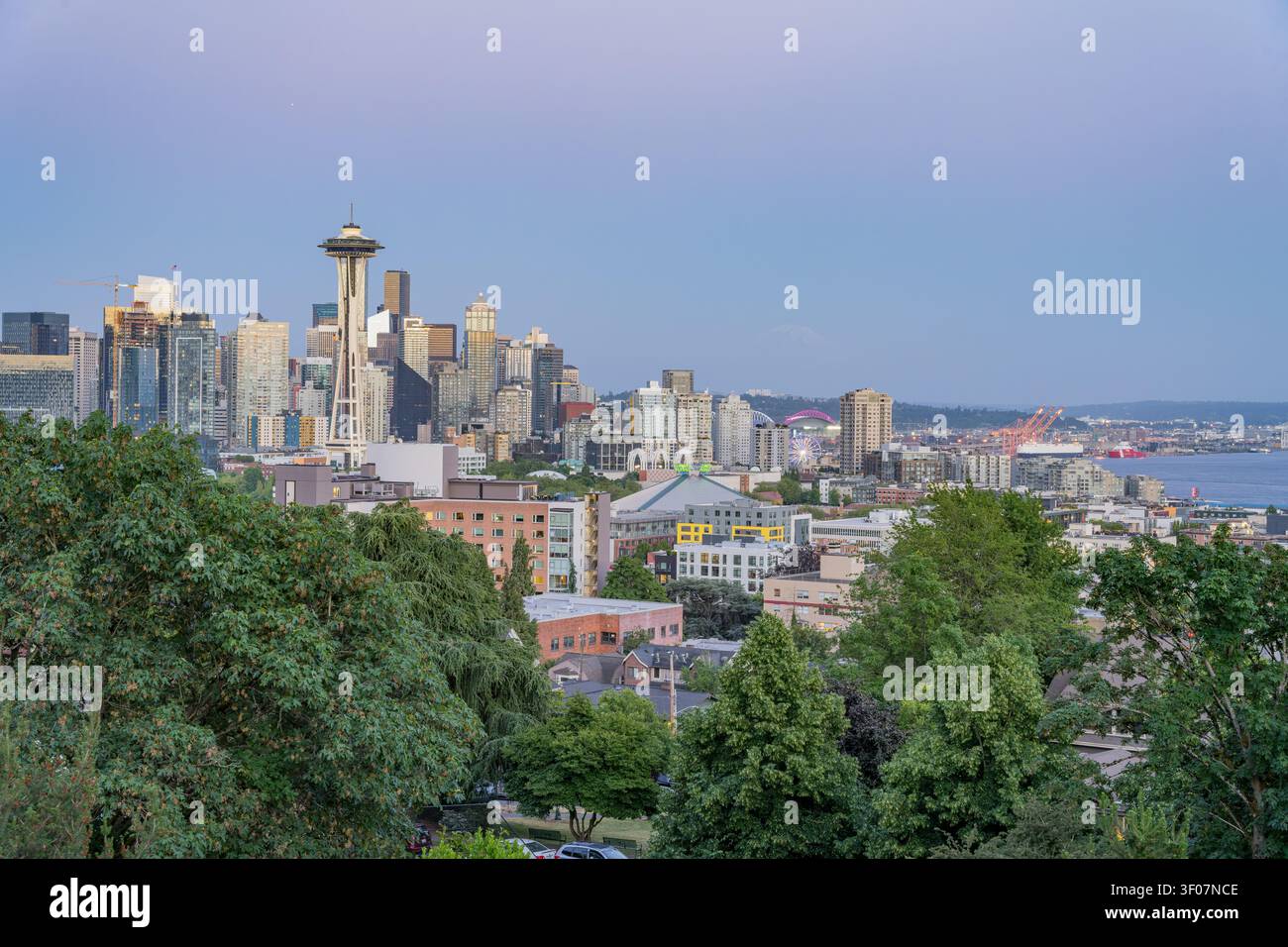 Panoramablick auf die Skyline der Innenstadt von Seattle mit Wolkenkratzern und Stadtlandschaft unter blauem Himmel. Stockfoto