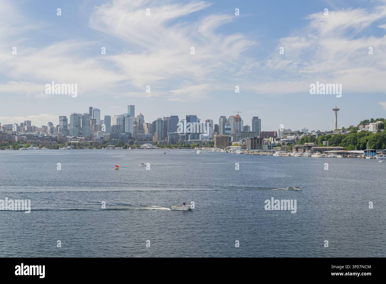 Panoramablick auf die Skyline der Innenstadt von Seattle vom Lake Washington aus mit Booten, Wasser, Wolkenkratzern und Stadtlandschaft unter blauem Himmel. Stockfoto