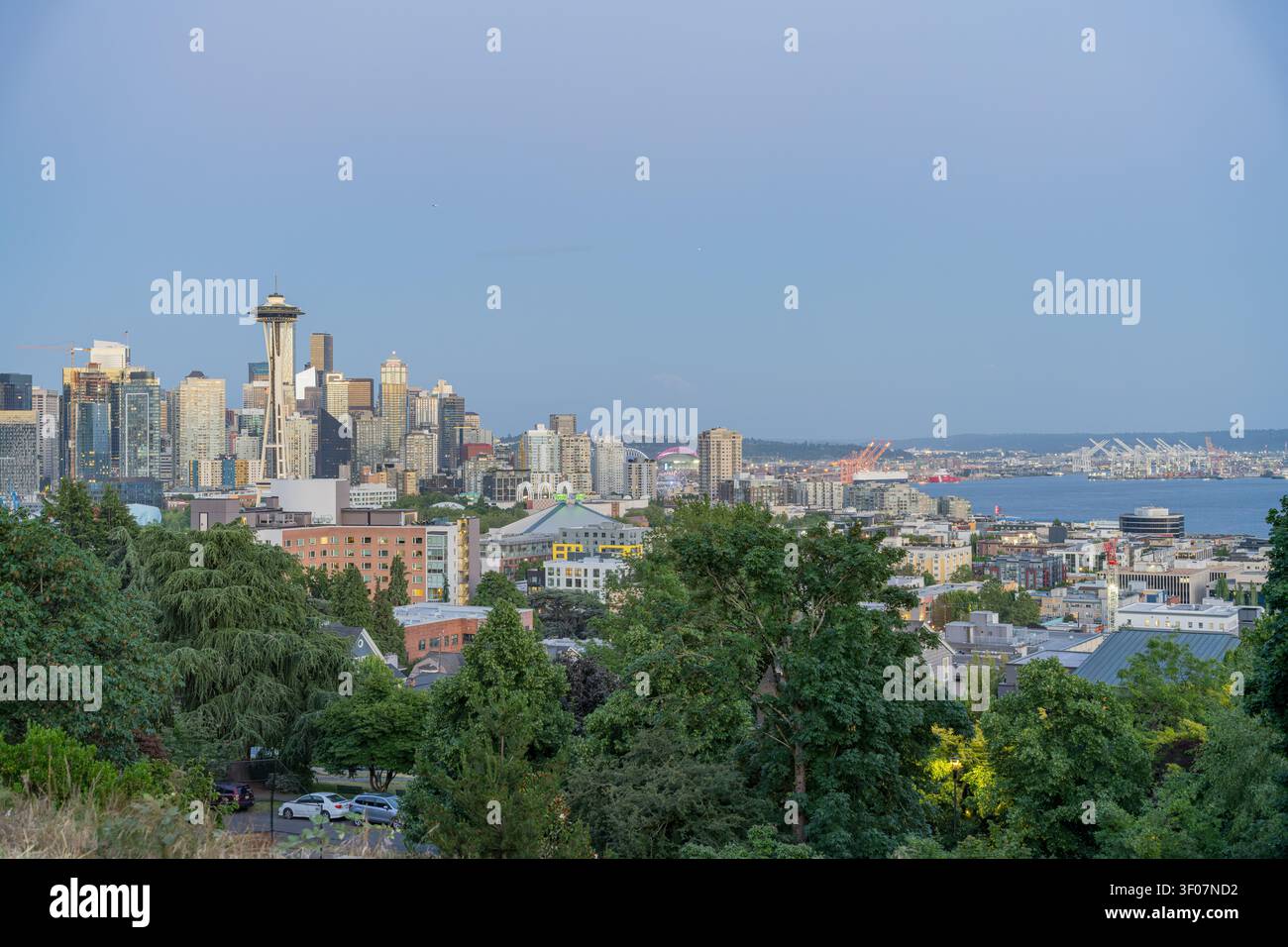 Panoramablick auf die Skyline von Seattle und die Uferpromenade mit Wolkenkratzern, Bucht und Stadtlandschaft bei klarem Tageslicht. Stockfoto
