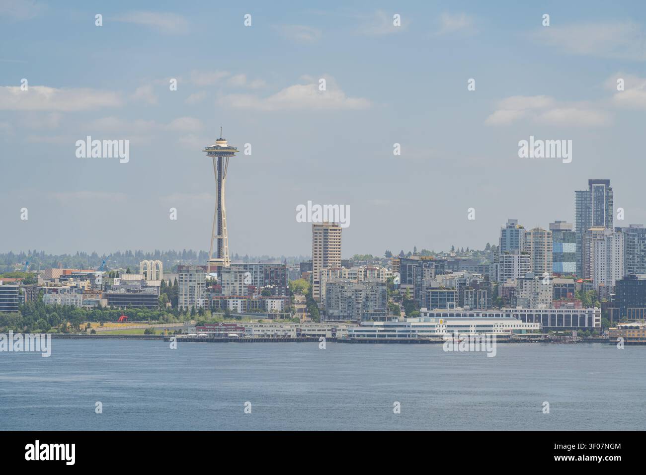 Panoramablick auf die Skyline von Seattle und die Uferpromenade, mit Wolkenkratzern, Bucht und Stadtlandschaft unter blauem Himmel. Stockfoto