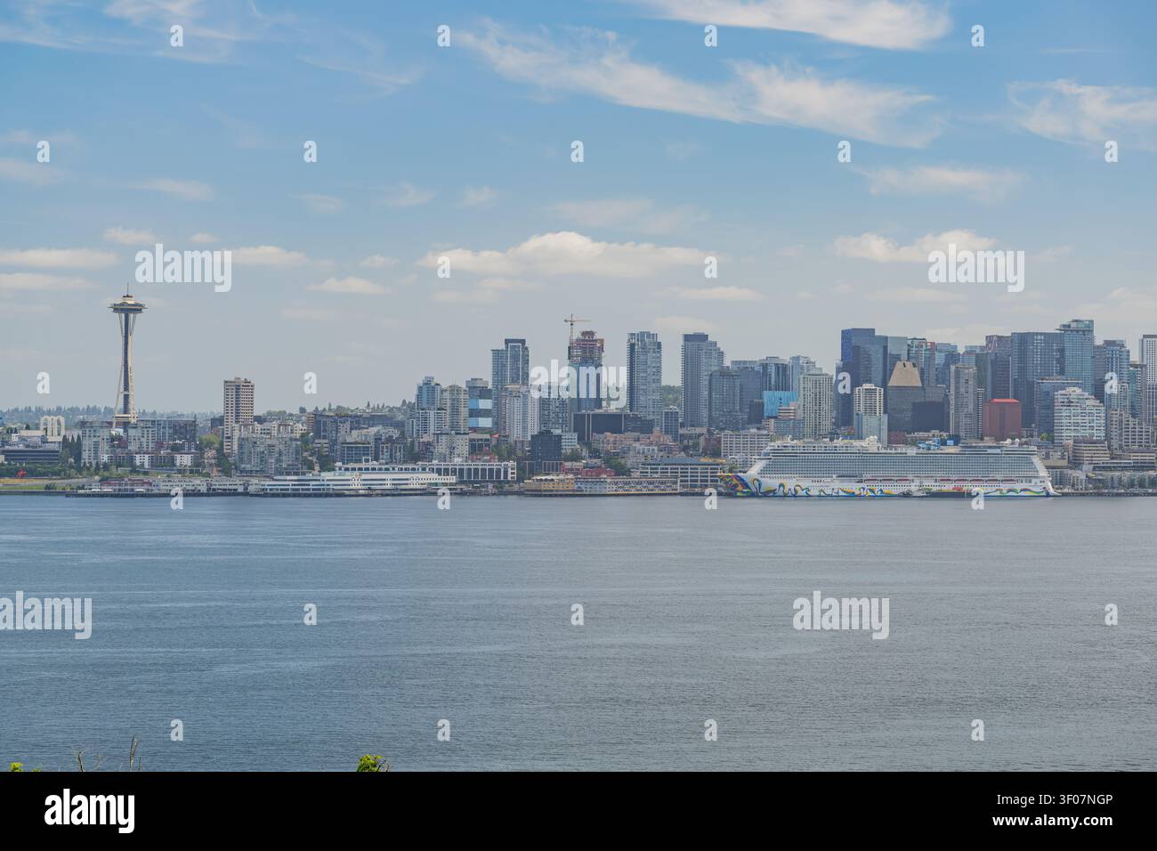 Panoramablick auf die Skyline von Seattle und die Uferpromenade mit Wolkenkratzern, Bucht und Stadtlandschaft bei klarem Tageslicht. Stockfoto