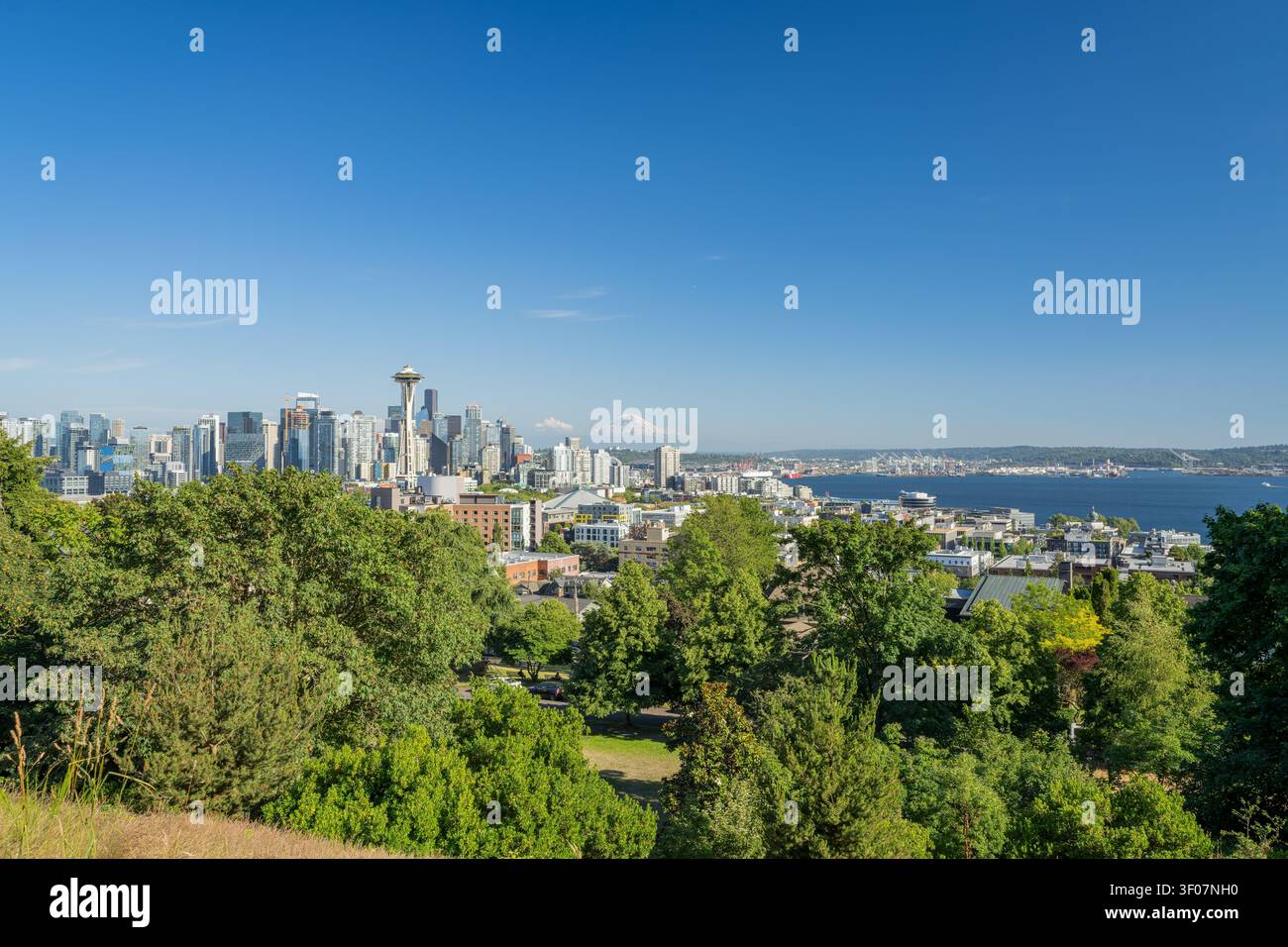 Panoramablick auf die Skyline von Seattle mit Mount Rainier im Hintergrund, mit Wolkenkratzern und Stadtlandschaft bei klarem Tageslicht. Stockfoto