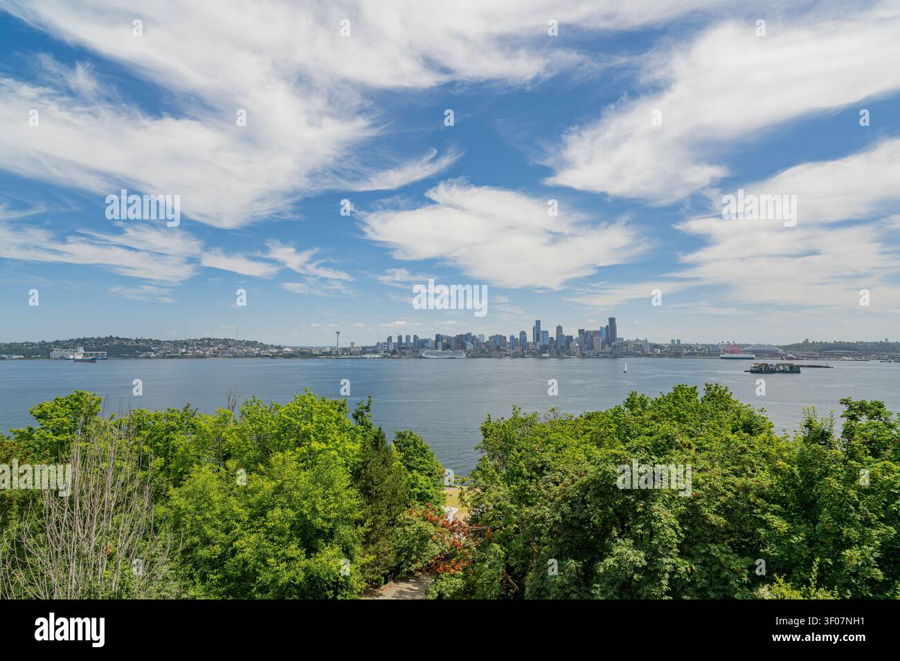 Panoramablick auf die Skyline der Innenstadt von Seattle vom Green Lake Park aus, mit Wasser, Parklandschaft, Wolkenkratzern und Stadtlandschaft unter einem blu-ray Stockfoto