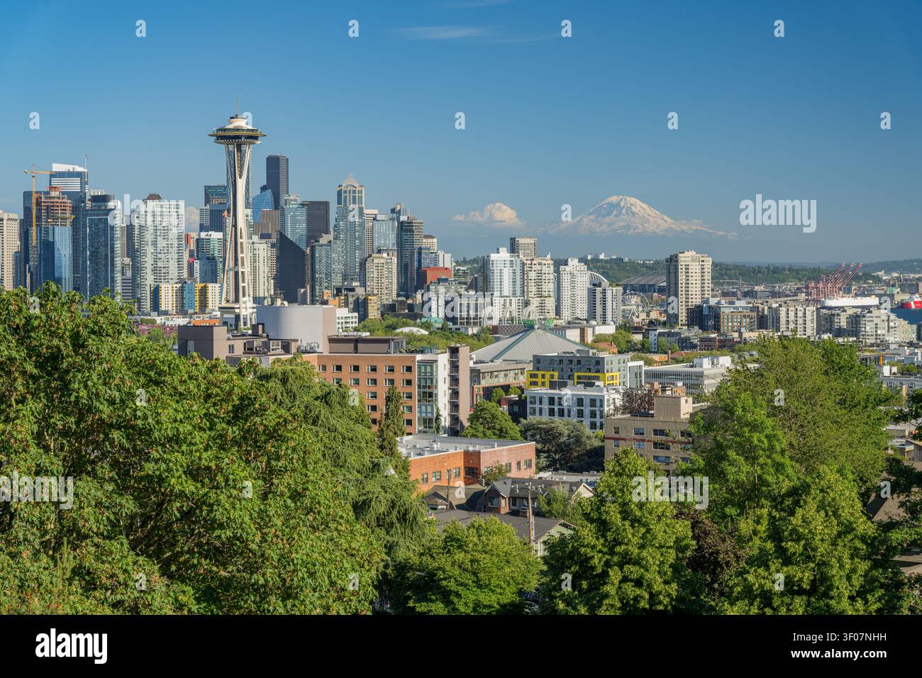 Panoramablick auf die Skyline von Seattle mit Mount Rainier im Hintergrund, mit Wolkenkratzern und Stadtlandschaft bei klarem Tageslicht. Stockfoto