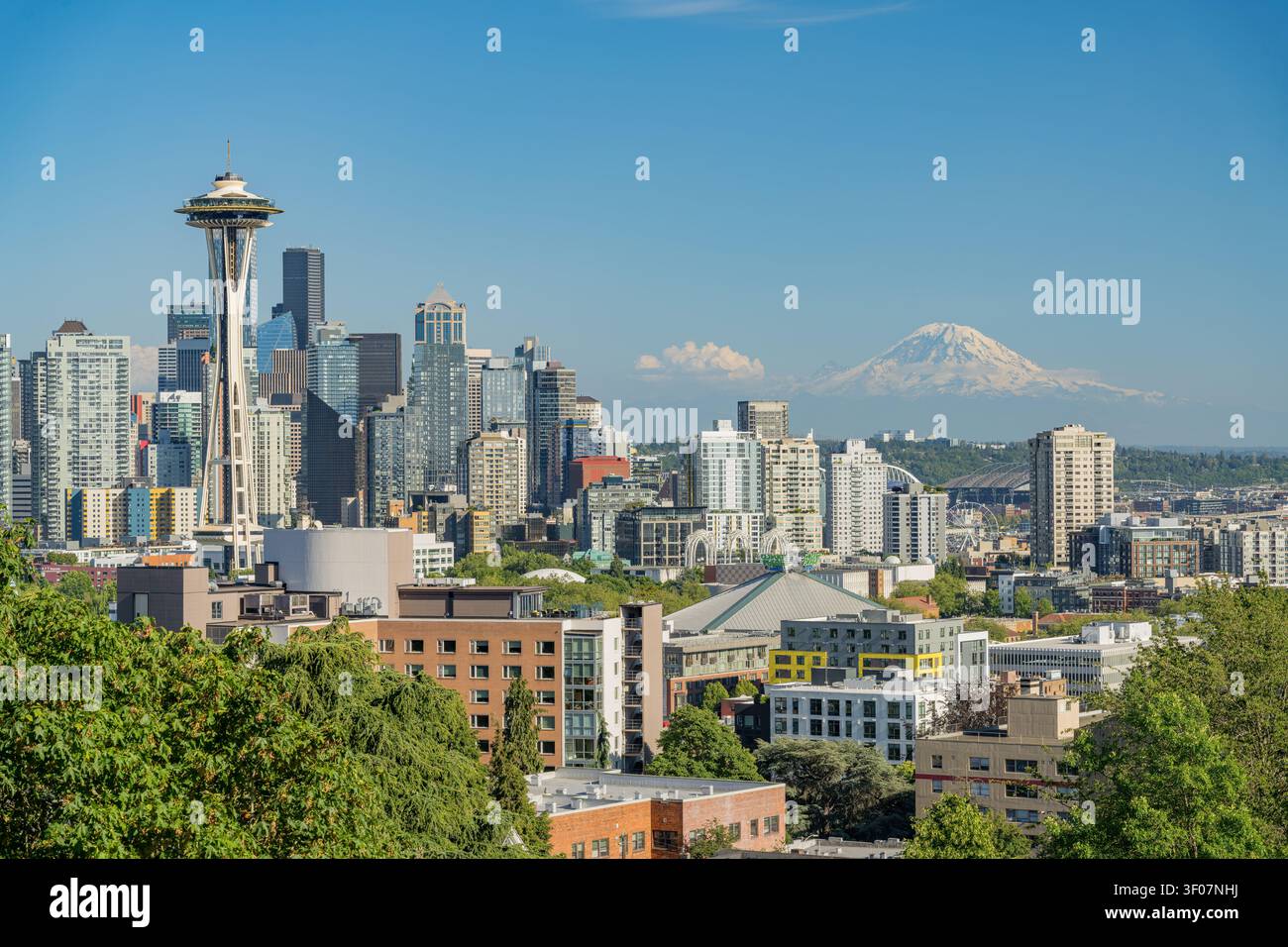 Panoramablick auf die Skyline von Seattle mit Wolkenkratzern und Stadtlandschaft bei klarem Tageslicht. Stockfoto