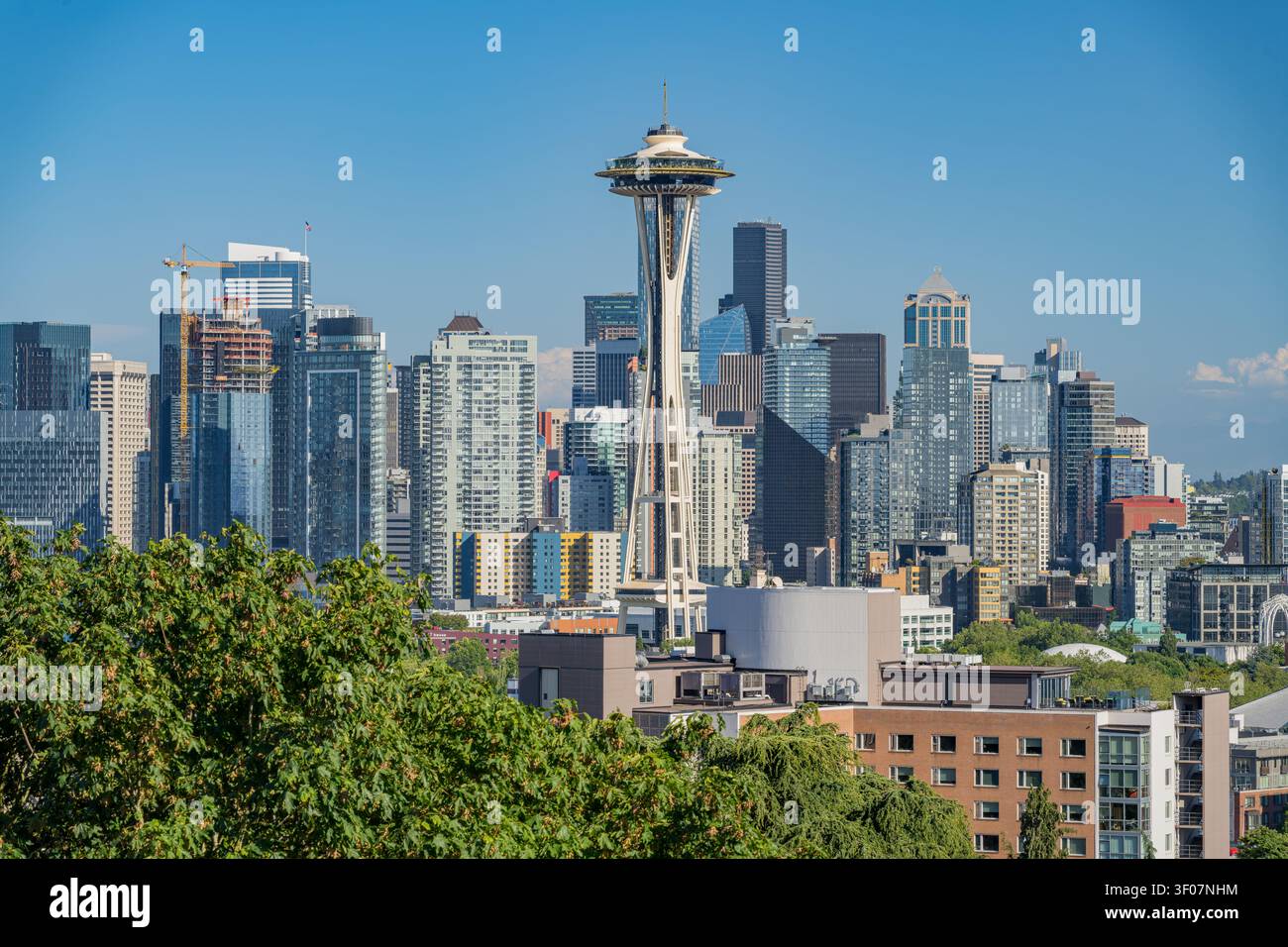 Panoramablick auf die Skyline von Seattle mit Wolkenkratzern und Stadtlandschaft bei klarem Tageslicht. Stockfoto
