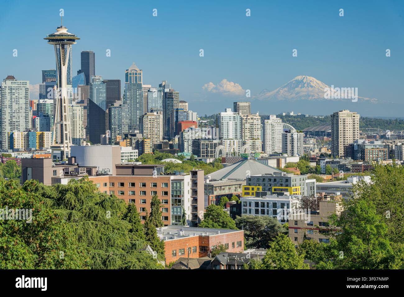 Panoramablick auf die Skyline von Seattle mit Mount Rainier im Hintergrund, mit Wolkenkratzern und Stadtlandschaft bei klarem Tageslicht. Stockfoto