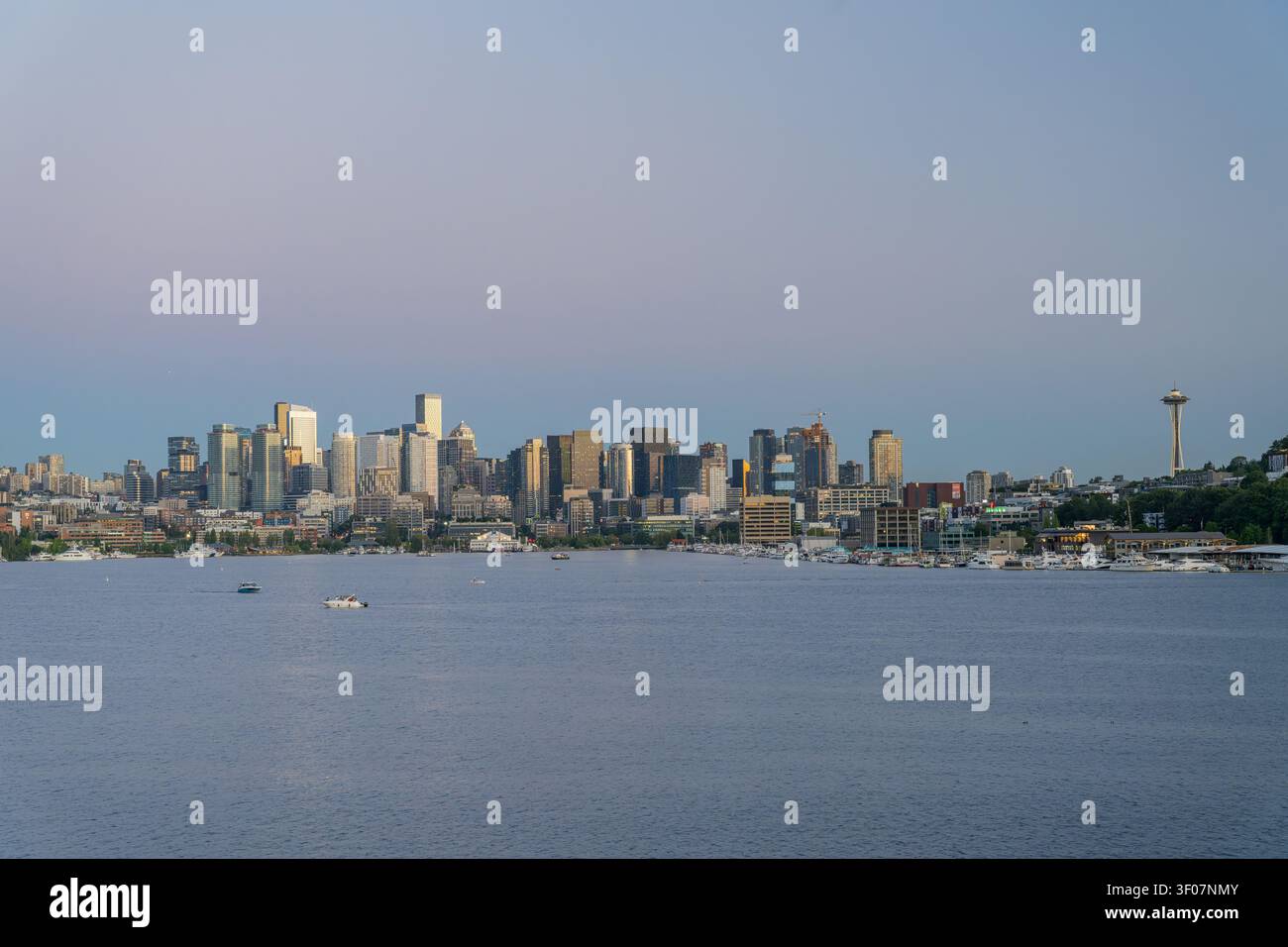 Panoramablick auf die Skyline der Innenstadt von Seattle vom Lake Washington aus mit Wasser, Wolkenkratzern und Stadtlandschaft unter blauem Himmel. Stockfoto