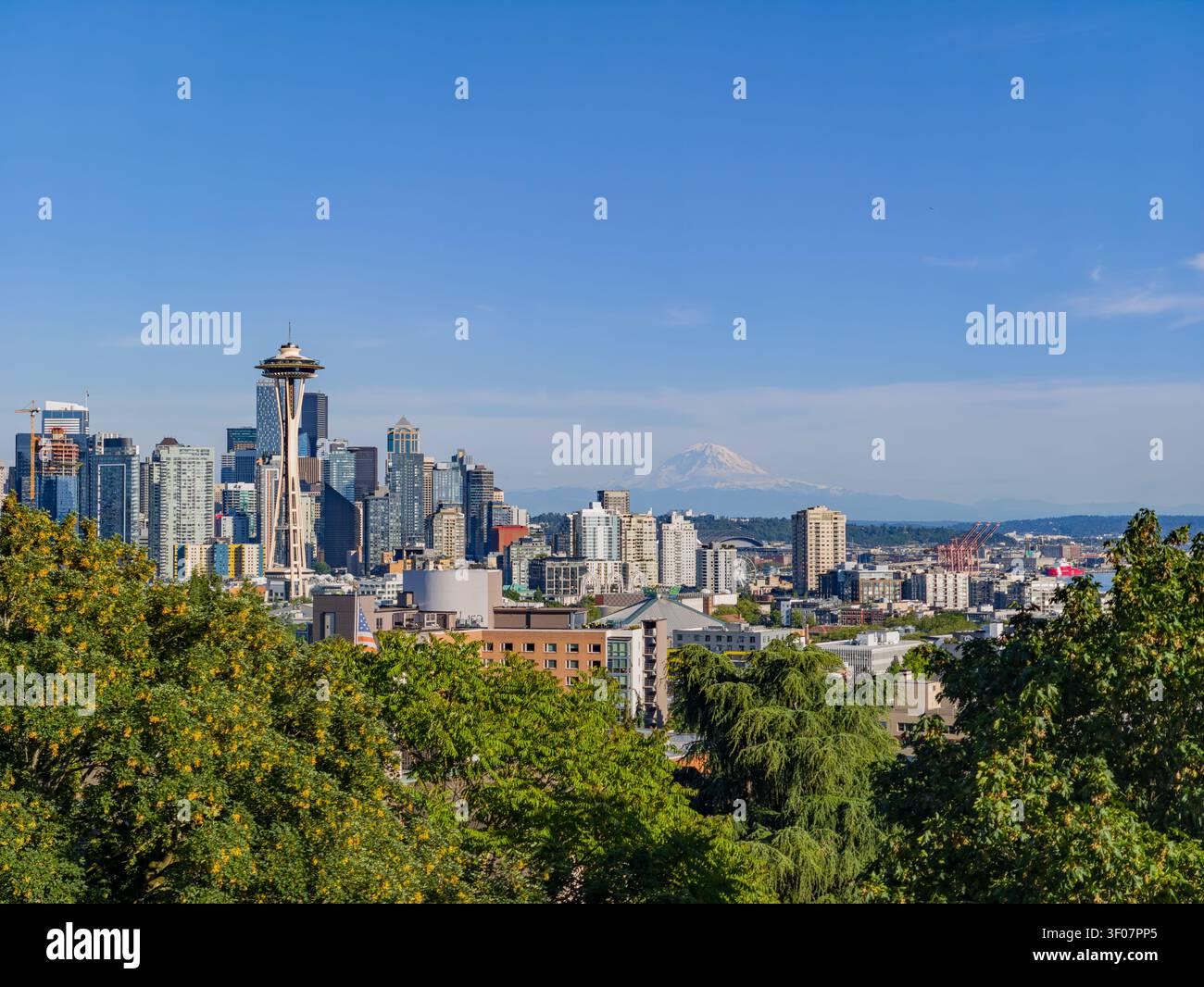 Panoramablick auf die Skyline von Seattle mit Mount Rainier im Hintergrund, mit Wolkenkratzern und Stadtlandschaft bei klarem Tageslicht. Stockfoto