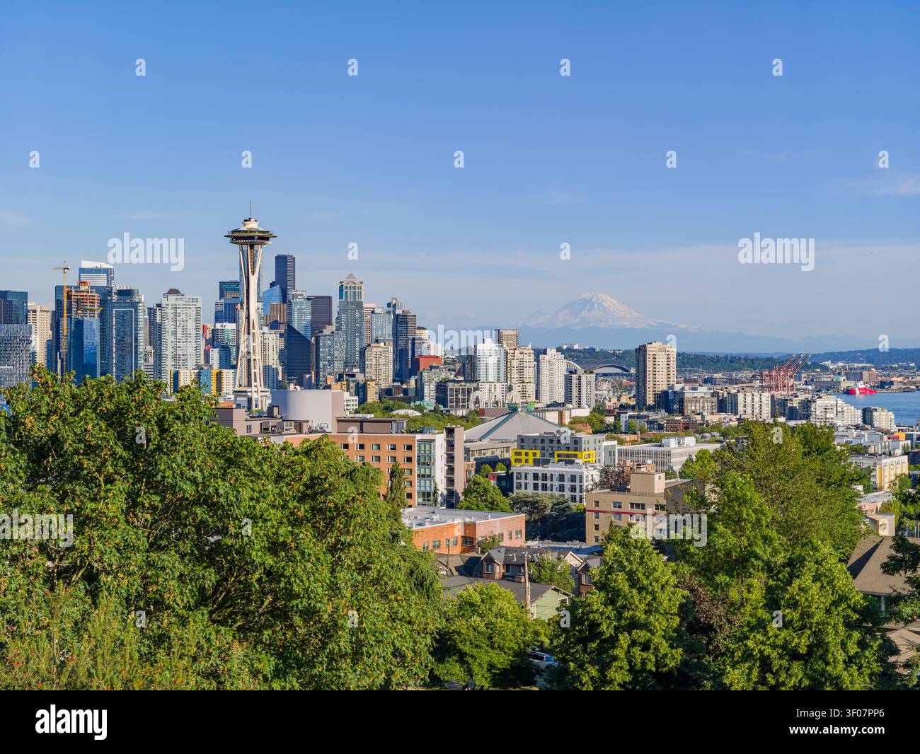 Panoramablick auf die Skyline von Seattle mit Mount Rainier im Hintergrund, mit Wolkenkratzern und Stadtlandschaft bei klarem Tageslicht. Stockfoto