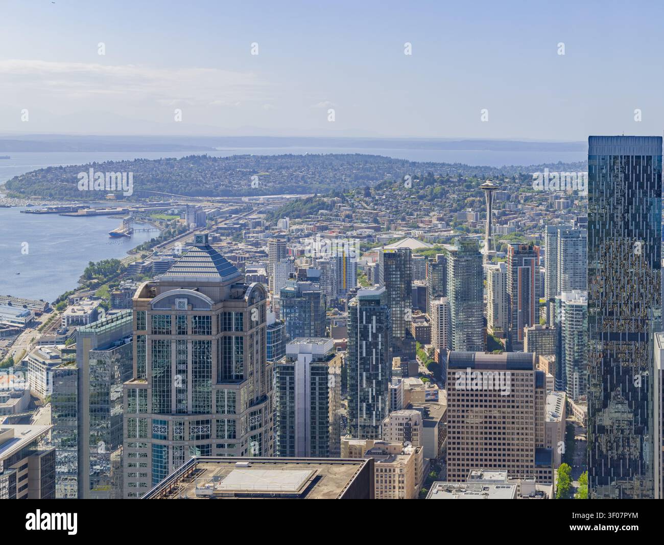 Erhöhter Panoramablick auf die Skyline von Seattle mit Wolkenkratzern, Wasserstraßen und Stadtlandschaft bei klarem Tageslicht. Stockfoto