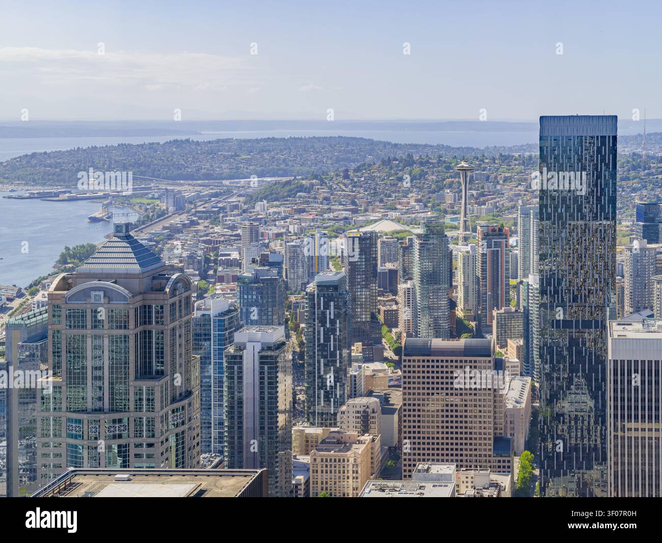 Erhöhter Tagesblick auf die Skyline von Seattle mit Wolkenkratzern, Wasserstraßen und Stadtlandschaft unter blauem Himmel. Stockfoto
