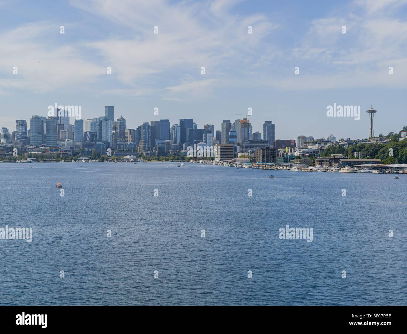 Panoramablick auf die Skyline der Innenstadt von Seattle vom Lake Washington aus mit Wasser, Wolkenkratzern und Stadtlandschaft unter blauem Himmel. Stockfoto