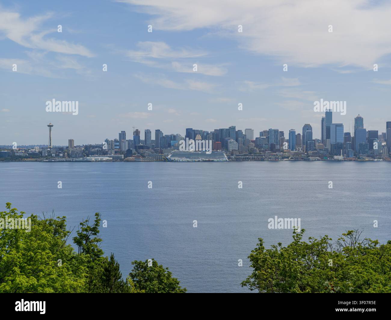 Panoramablick auf die Skyline der Innenstadt von Seattle von Elliott Bay aus, mit Blick auf das Wasser, Wolkenkratzer und die städtische Landschaft unter blauem Himmel. Stockfoto
