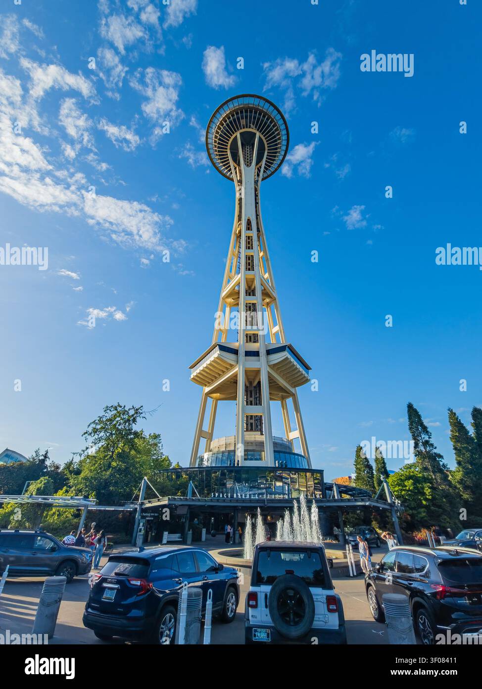 Washington Staat, Vereinigte Staaten, 20. JUN 2026 - Der ikonische Space Needle Beobachtungsturm erhebt sich über einem Parkplatz mit Autos und Brunnen unter einem Stockfoto