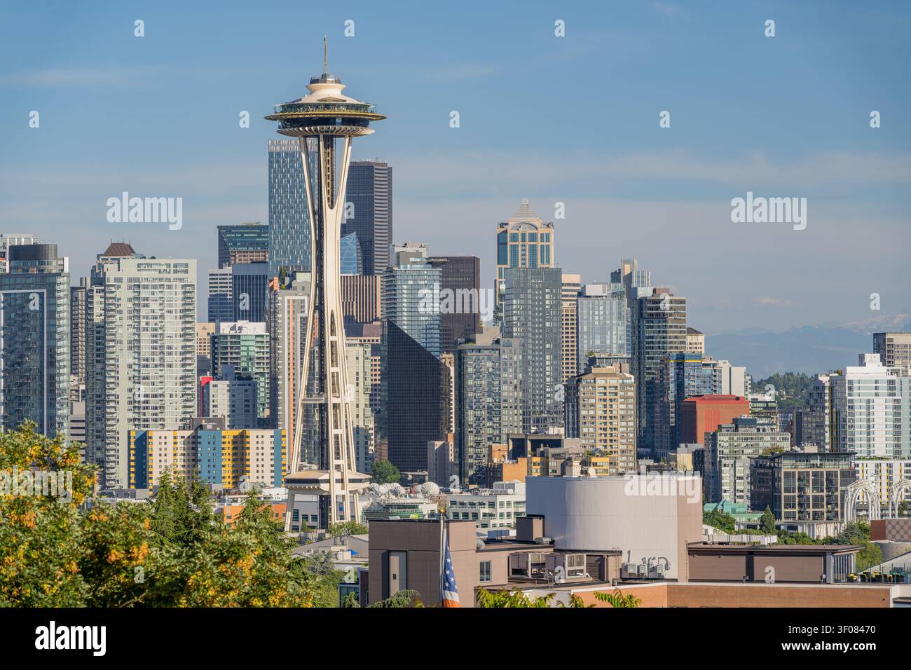 Washington Staat, Vereinigte Staaten, 19. JUN 2026 - Der Space Needle erhebt sich hoch über modernen Wolkenkratzern in der Skyline von Seattle unter einem klaren blauen Himmel Stockfoto