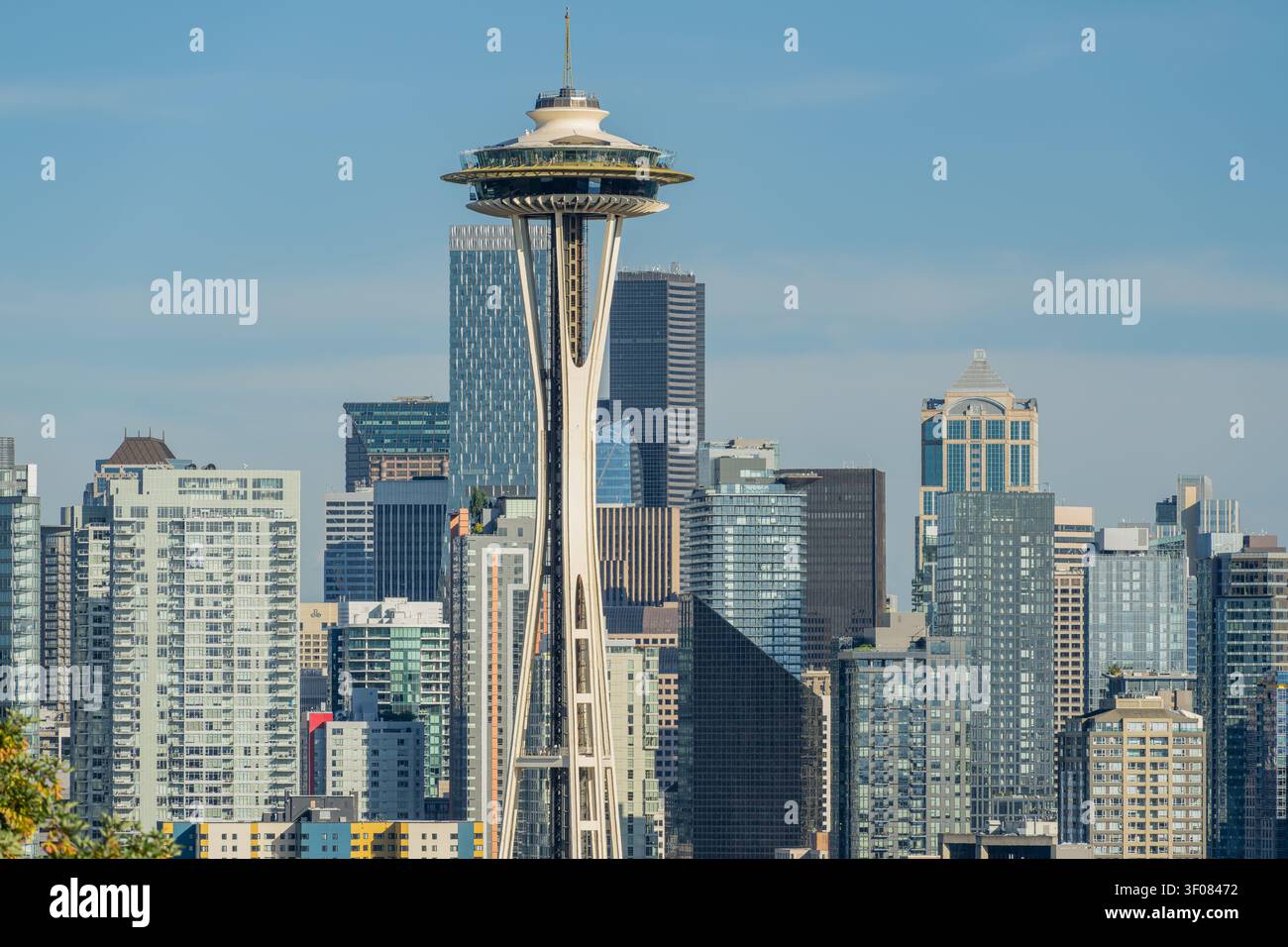 Washington Staat, Vereinigte Staaten, 19. JUNI 2026 - Der Space Needle steht markant im Zentrum der Seattle-Silhouette, umgeben von modernen Gebäuden Stockfoto