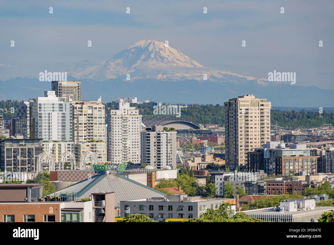 Washington Staat, Vereinigte Staaten, 19. JUN 2026 - Eine Ansicht der Seattles Stadtlandschaft mit modernen Hochhäusern und einem Riesenrad mit Mount Stockfoto