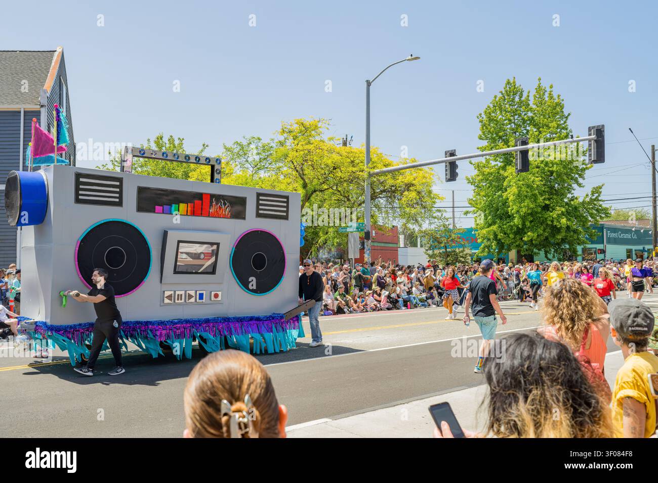 Washington Staat, Vereinigte Staaten, 20. JUNI 2026 - Ein großer grauer Boombox-Schwimmer mit bunten Lautsprechern und Fransen bewegt sich eine Straße entlang, die mit Stockfoto