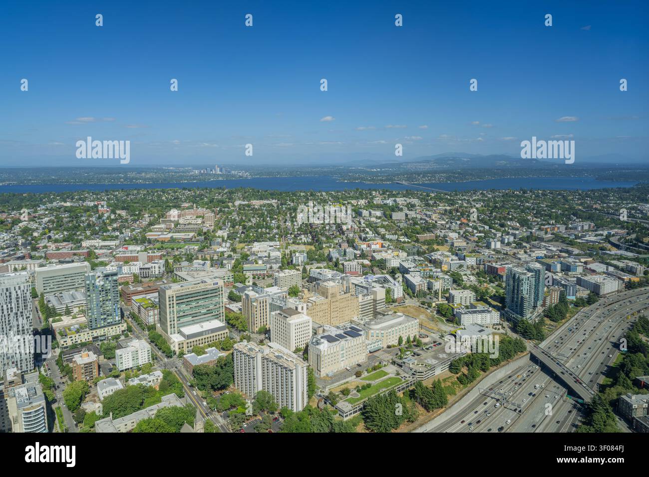 Washington Bundesstaat, Vereinigte Staaten, 20. JUN 2026 - Hochwinkel-Luftbild von Seattle zeigt dichte städtische Bebauung, Autobahnen und den Lake Washington Stockfoto