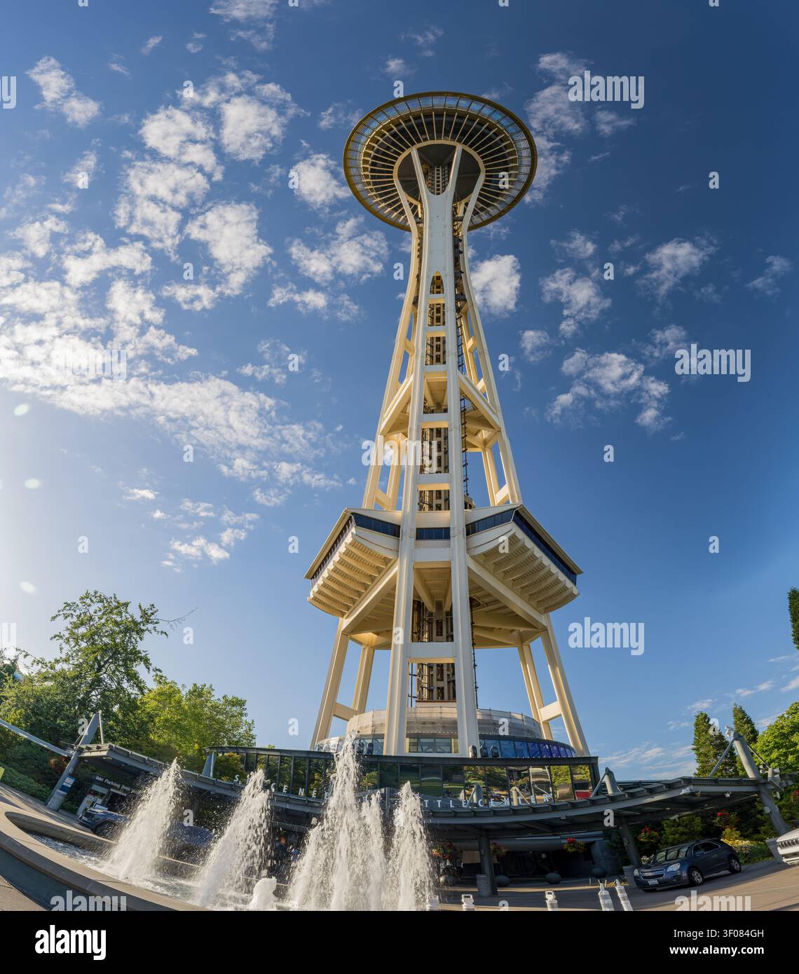 Washington Staat, Vereinigte Staaten, 20. JUN 2026 - Eine Tiefenansicht des ikonischen Space-Needle-Turms, der sich vor einem blauen Himmel mit vereinzelten Wolken erhebt Stockfoto