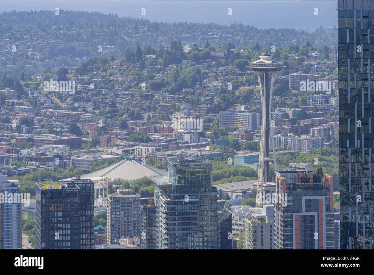 Washington State, 20. Juni 2026 - die Space Needle steht inmitten moderner Gebäude in der Skyline von Seattle, die von einem hohen Aussichtspunkt auf einem betrachtet wird Stockfoto