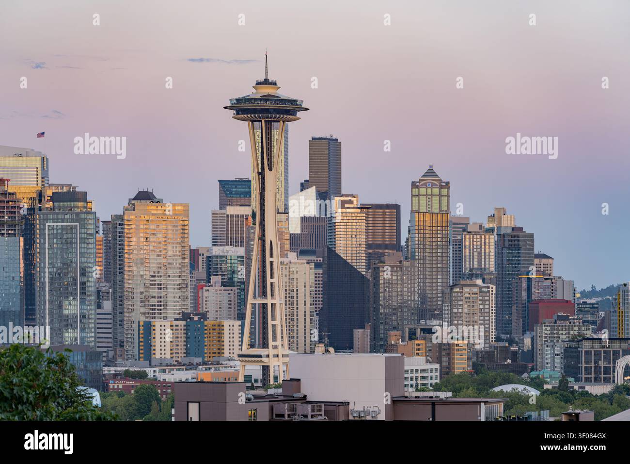 Washington State, 20. Juni 2026 - die Space Needle steht in einer farbenfrohen Dämmerung inmitten moderner Wolkenkratzer in der Skyline von Seattle. Stockfoto
