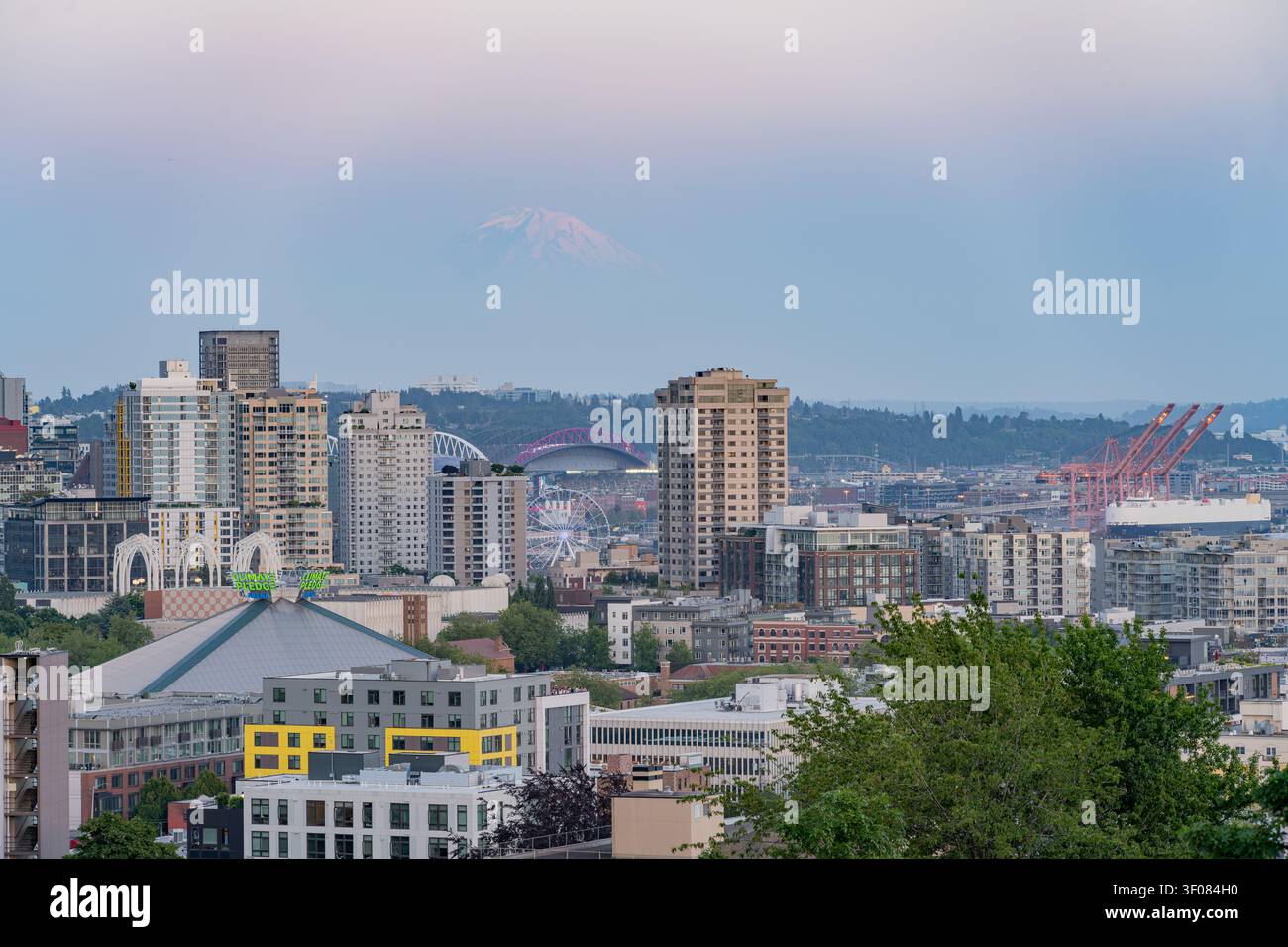 Washington Staat, Vereinigte Staaten, 20. JUN 2026 - Eine Panoramaansicht der Stadt Skyline von Seattle mit modernen Hochhäusern, einem Riesenrad, Stockfoto