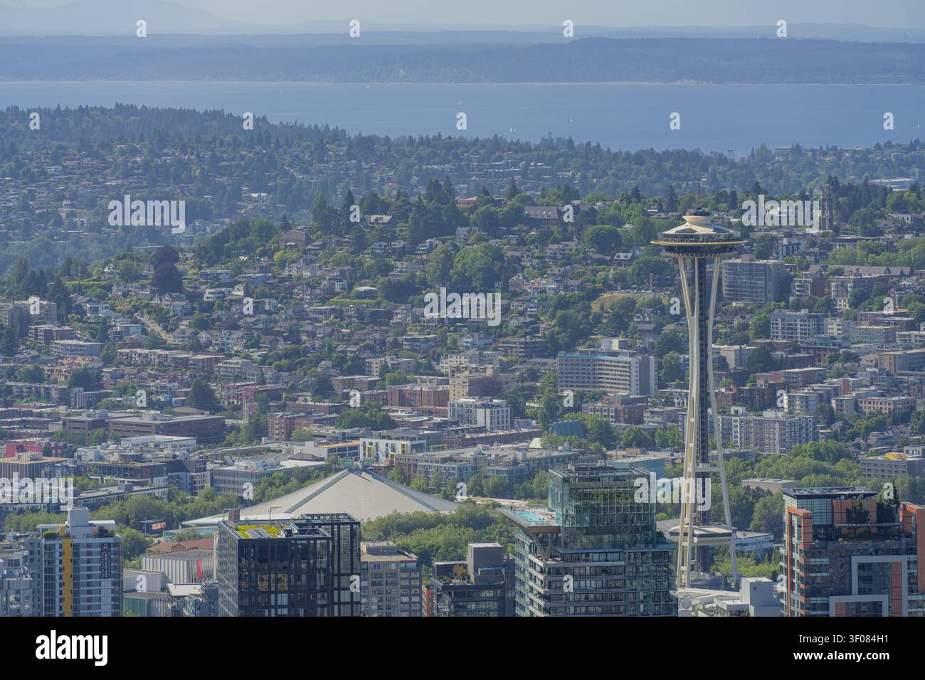 Washington State, 20. Juni 2026 - die Space Needle erhebt sich an klaren Tagen zwischen Gebäuden und Wohnvierteln in Seattle. Stockfoto