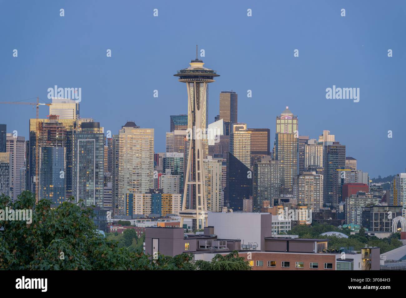 Washington Staat, Vereinigte Staaten, 20. JUN 2026 - Der Space Needle ragt markant zwischen Hochhäusern in der Skyline von Seattle vor einem Stockfoto