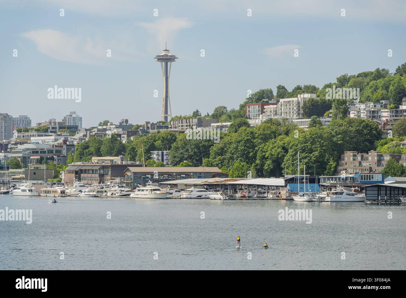 Washington State, 21. Juni 2026 - Blick auf die Skyline von Seattle mit der Space Needle und einem Yachthafen mit angedockten Booten entlang des Ufers. Stockfoto