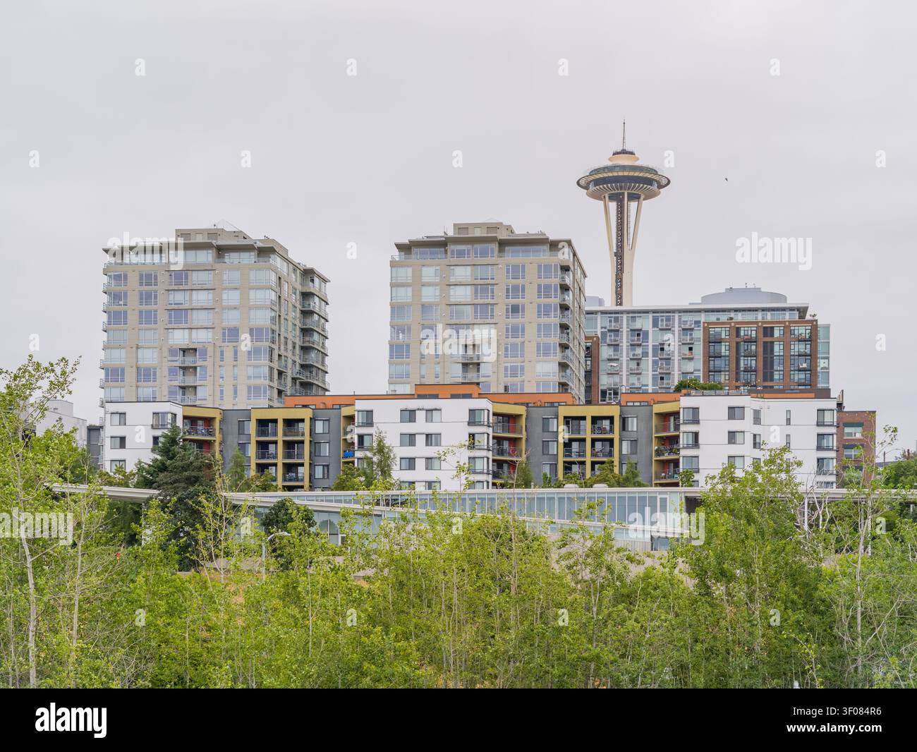 Washington State, USA, 20. JUN 2026 - im Vordergrund stehen moderne Wohnanlagen mit Balkonen mit dem legendären Space ne Stockfoto
