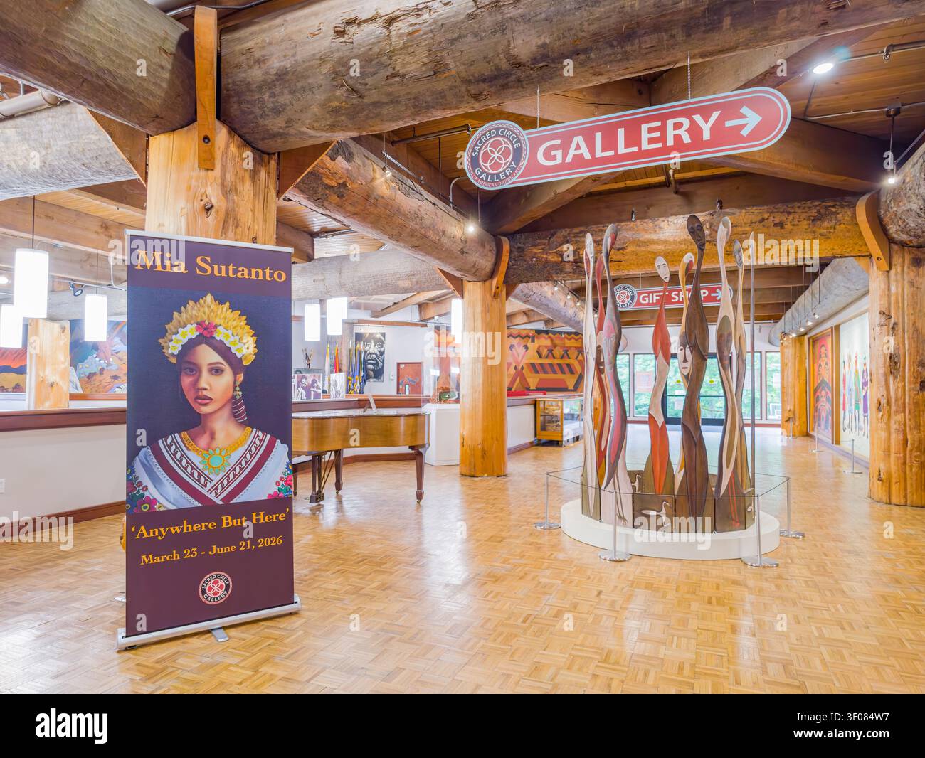 Seattle, USA, 20. JUN 2026 - Eine geräumige Kunstgalerie mit großen Holzträgern, einem Banner für Mia Sutanto und einem zentralen s Stockfoto
